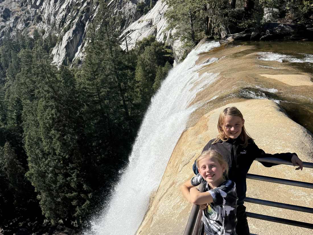 Twee kinderen bij de reling naast Vernal Fall, Yosemite, Californië, Amerika