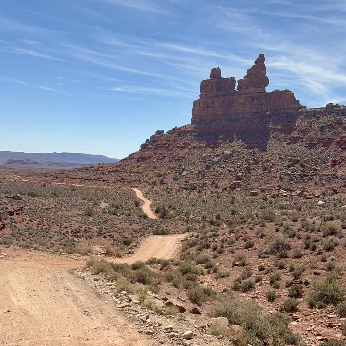 Een zandweg tussen de rotstorens in het zuiden van Utah, Amerika