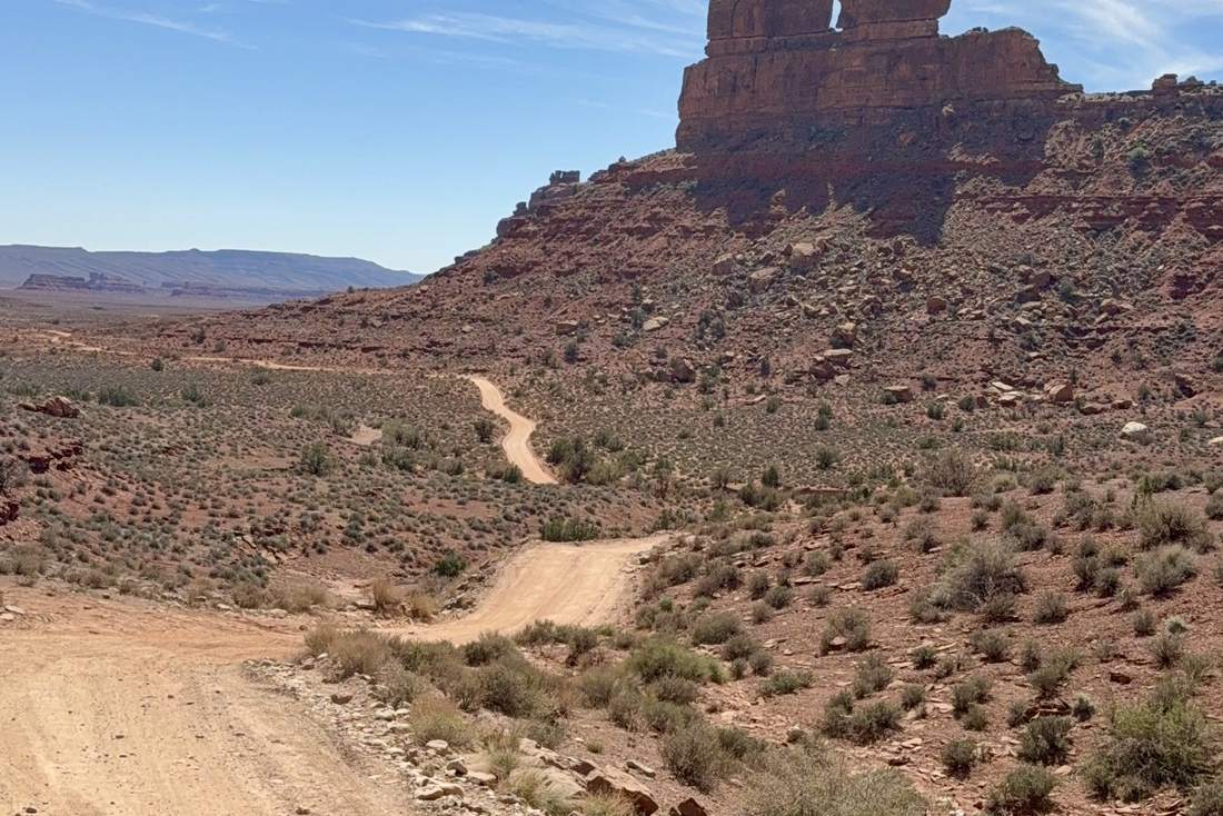 Een zandweg tussen de rotstorens in het zuiden van Utah, Amerika