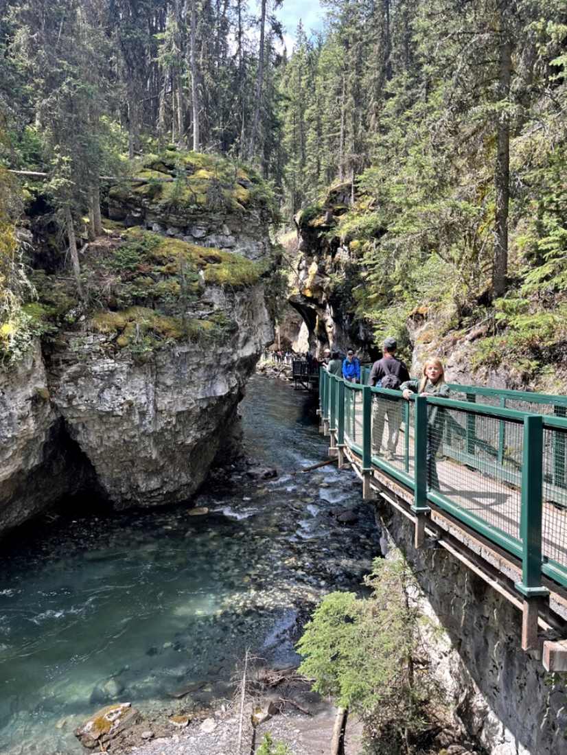 De vlonderpaden door Johnston Canyon in Banff National Park, Alberta, West-Canada