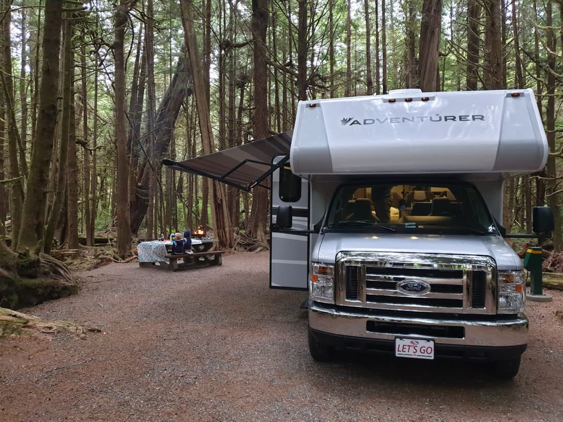 De camper tussen de bomen in British Columbia, West-Canada