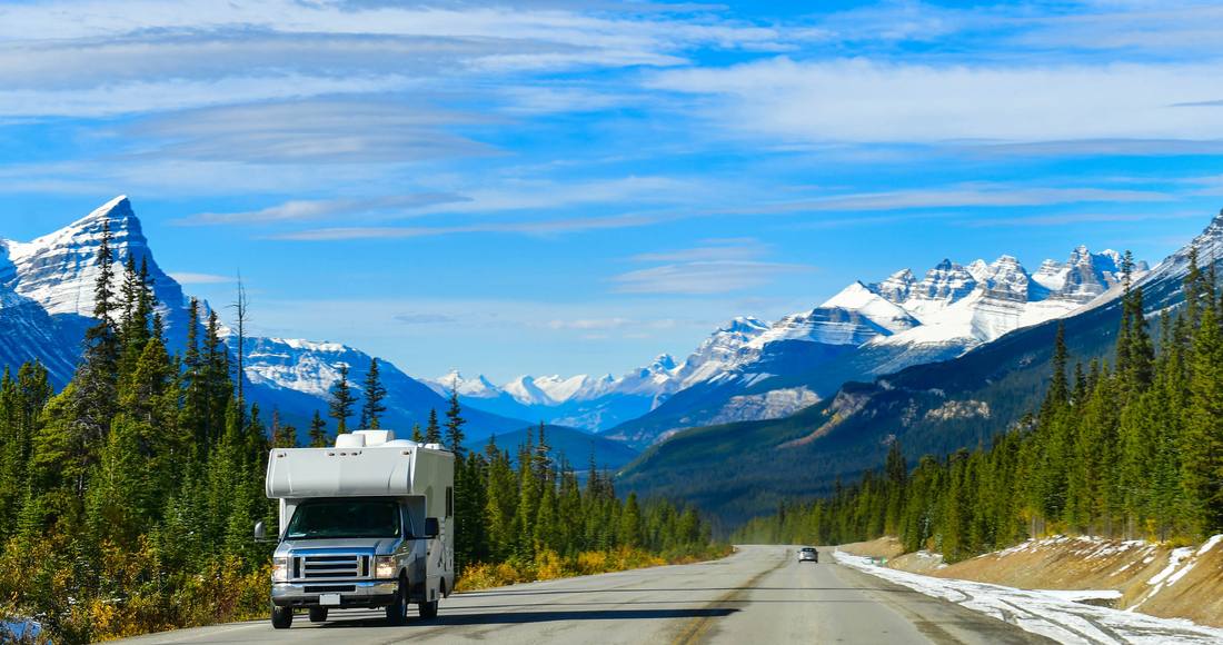 Een camper op de Icefields Parkway tussen Banff en Jasper, Alberta, West-Canada
