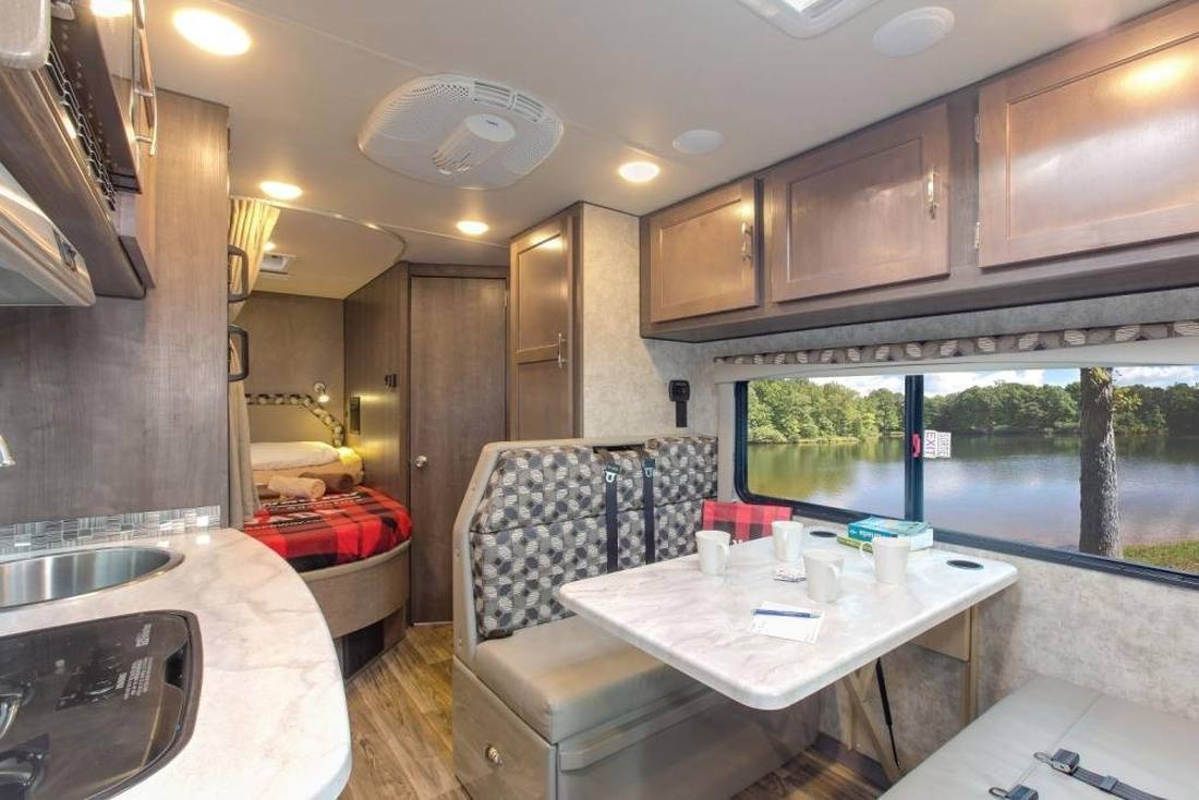 De woonruimte van een compacte huurcamper, West-Canada