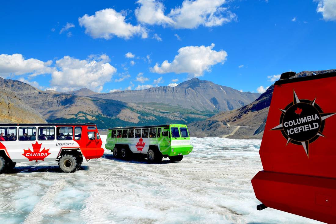 De rode gletsjerbussen op het Columbia Icefield, Alberta, West-Canada
