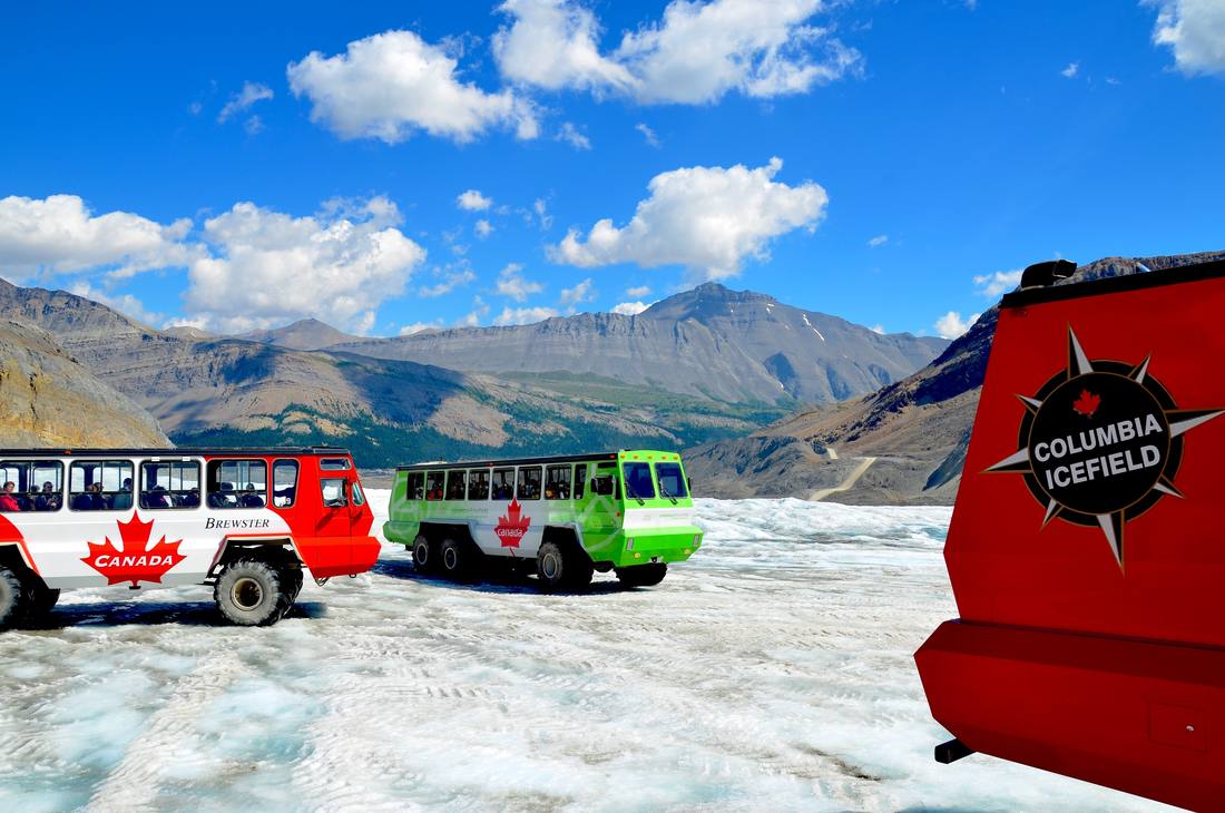 De rode gletsjerbussen op het Columbia Icefield, Alberta, West-Canada