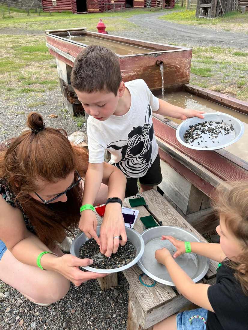 Kinderen zoeken goud in een pan, West-Canada