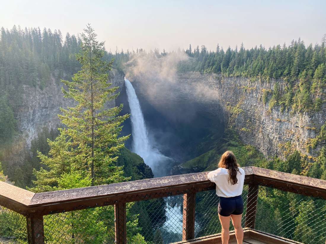 Een meisje op het uitkijkpunt bij Helmcken Falls in Wells Gray, British Columbia, West-Canada