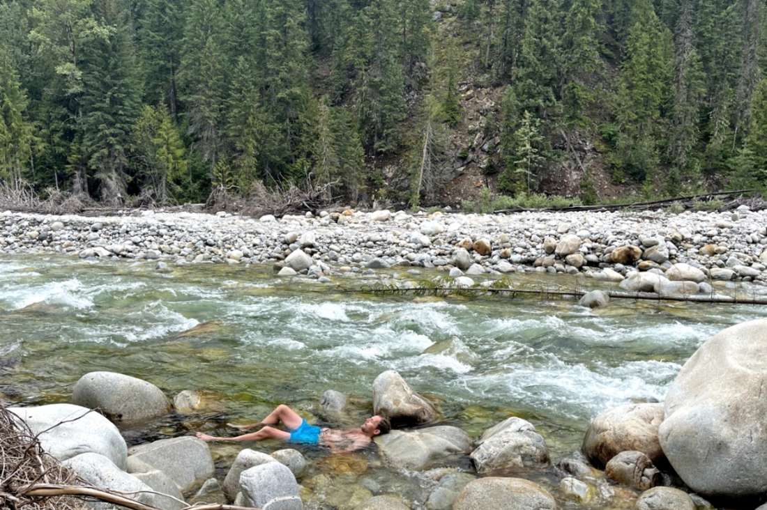 De hete bron aan de Halfway River in British Columbia, West-Canada