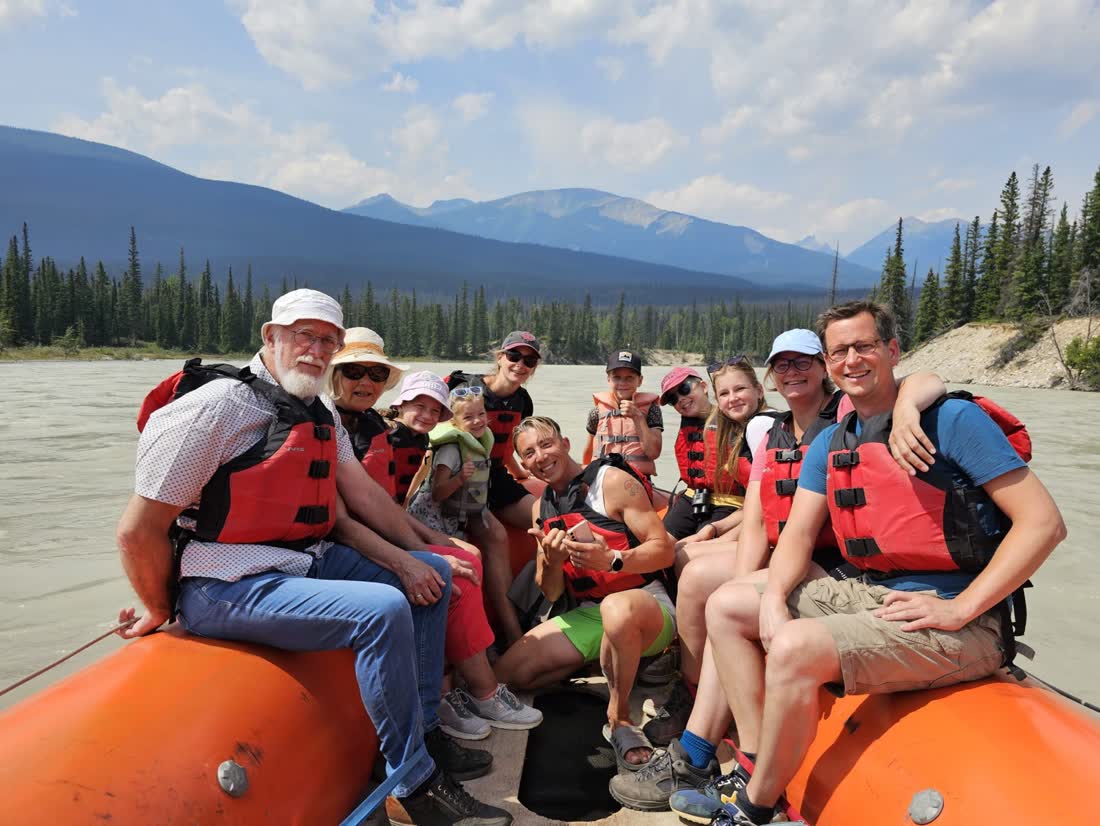 Raften met het hele gezin bij Jasper, Alberta, West-Canada
