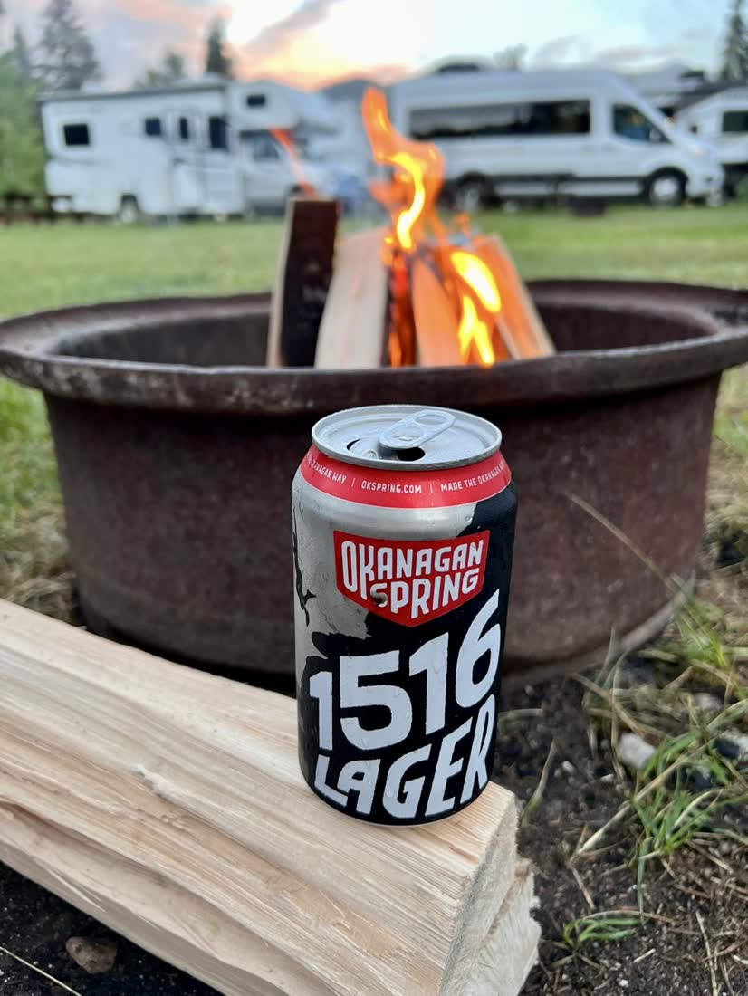 Kampvuur op een camping in de Rocky Mountains, West-Canada