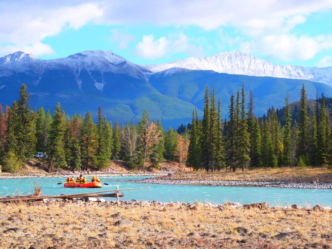 Raften op de rivier bij Jasper, West-Canada
