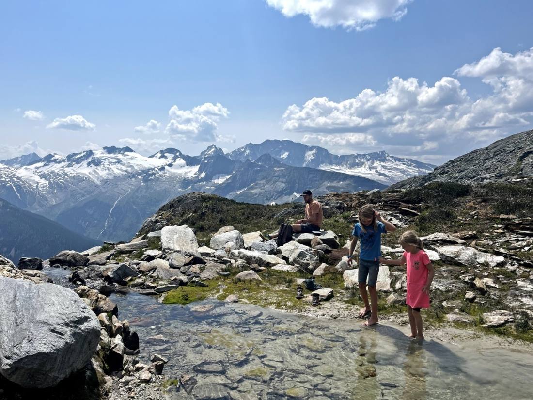 Kinderen bij een bergmeertje hoog in Glacier National Park, tussen Golden en Revelstoke, British Columbia, West-Canada