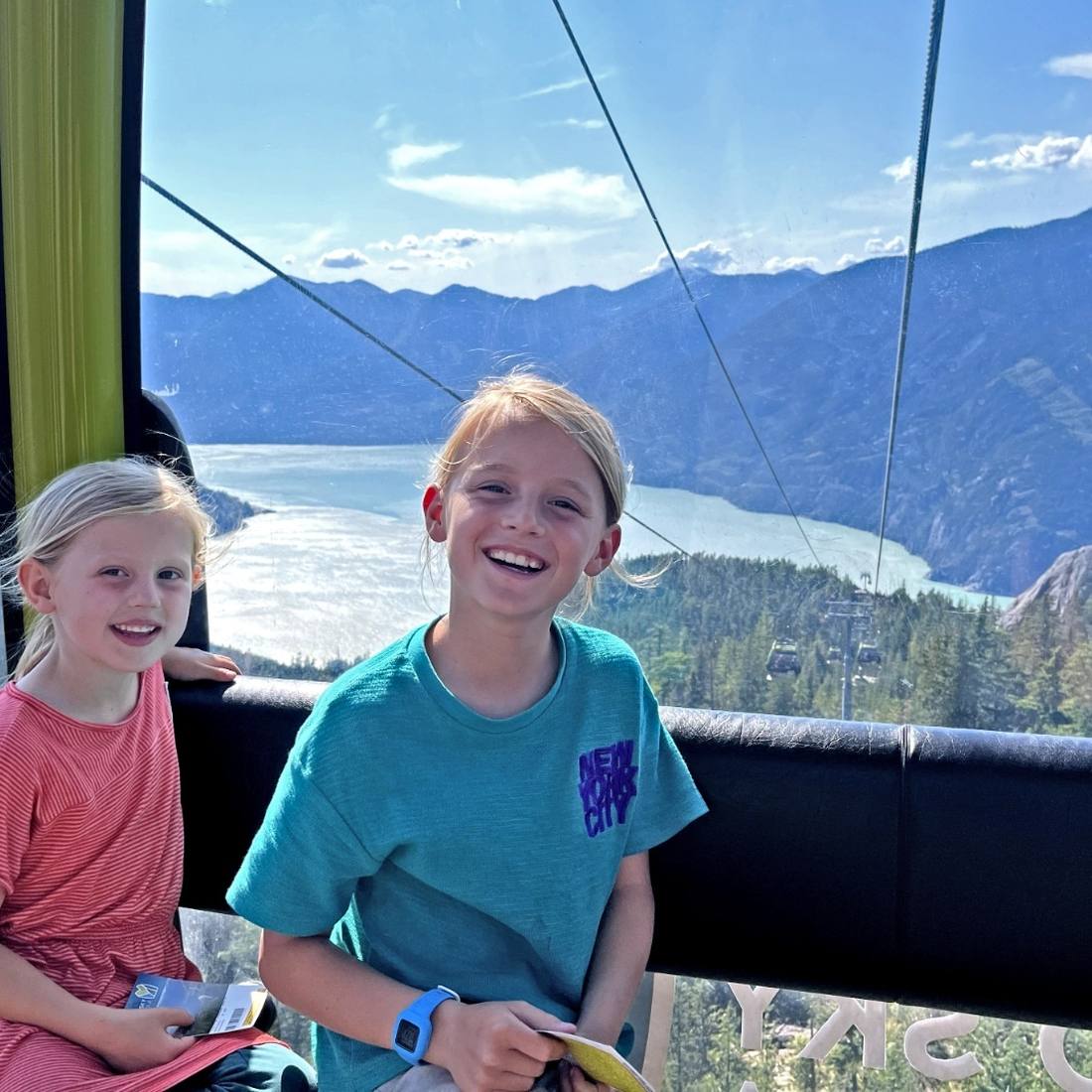 Twee kinderen in de Sea to Sky Gondola boven Howe Sound bij Squamish, British Columbia, West-Canada