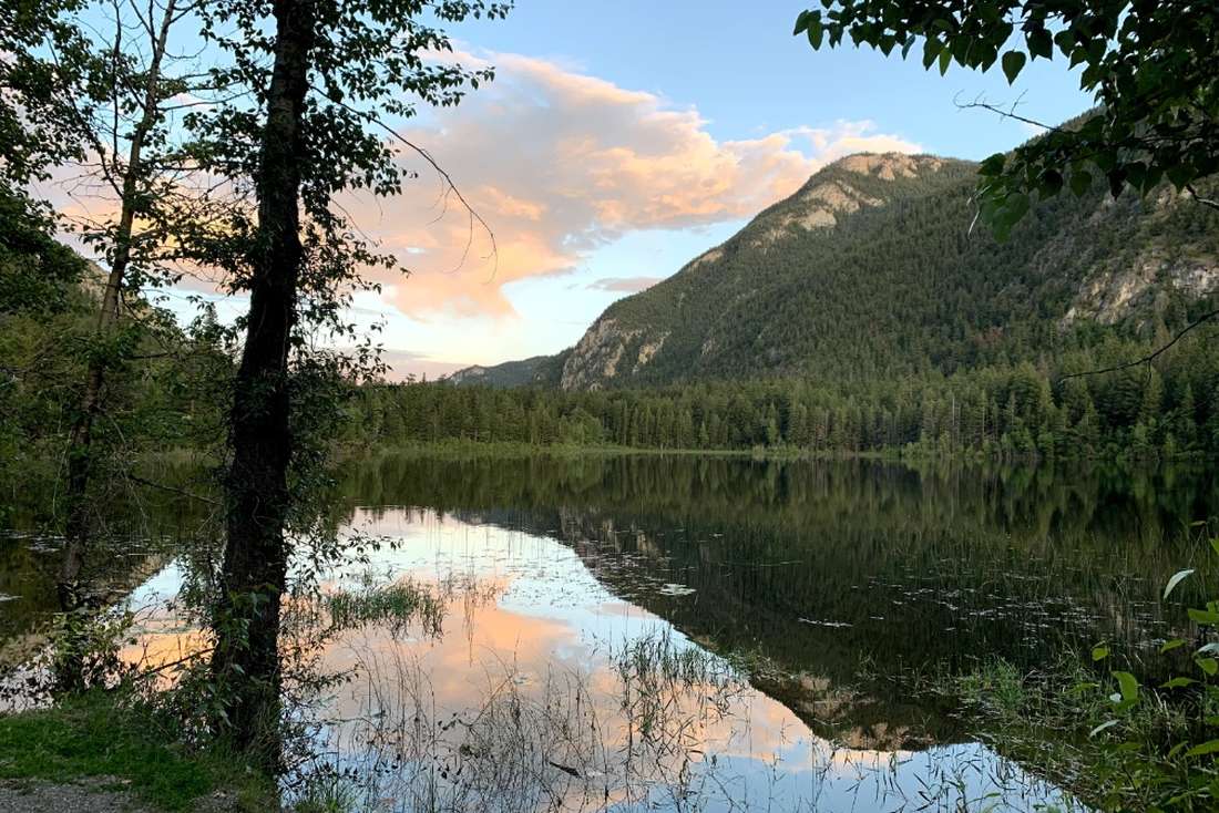 Het meer van Marble Canyon Provincial Park bij Cache Creek in het avondlicht, British Columbia, West-Canada
