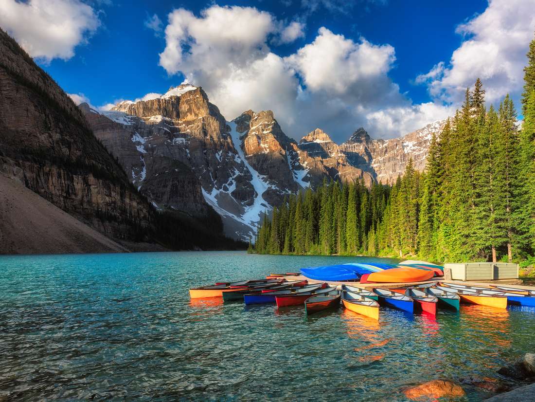 Gekleurde kano's aan de oever van Moraine Lake, Banff National Park, Alberta, West-Canada
