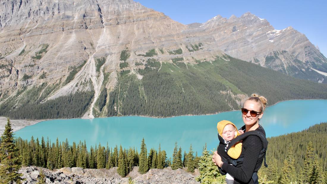 Moeder met baby in de draagzak boven Peyto Lake aan de Icefields Parkway, Alberta, West-Canada