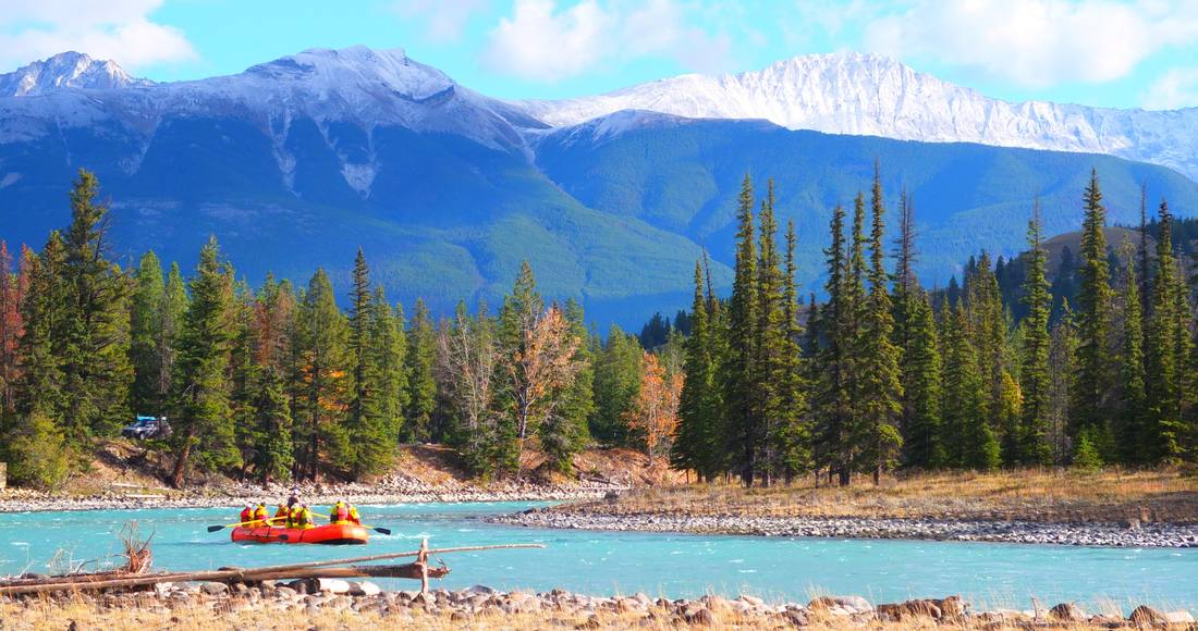 Raften over de rivier door de Rocky Mountains, West-Canada