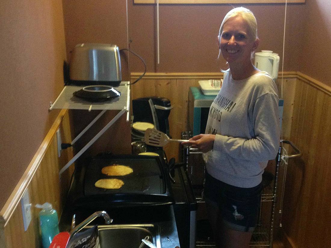 We bakken pannenkoeken, jammie! Morgen naar Waterton NP