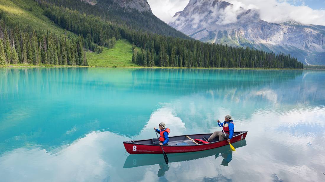 Een rode kano op het turquoise Emerald Lake in Yoho National Park, British Columbia, West-Canada