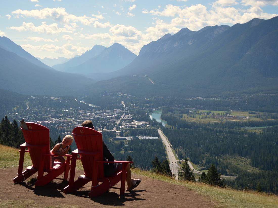 Rode stoelen met uitzicht over het dal bij Banff, Alberta, West-Canada