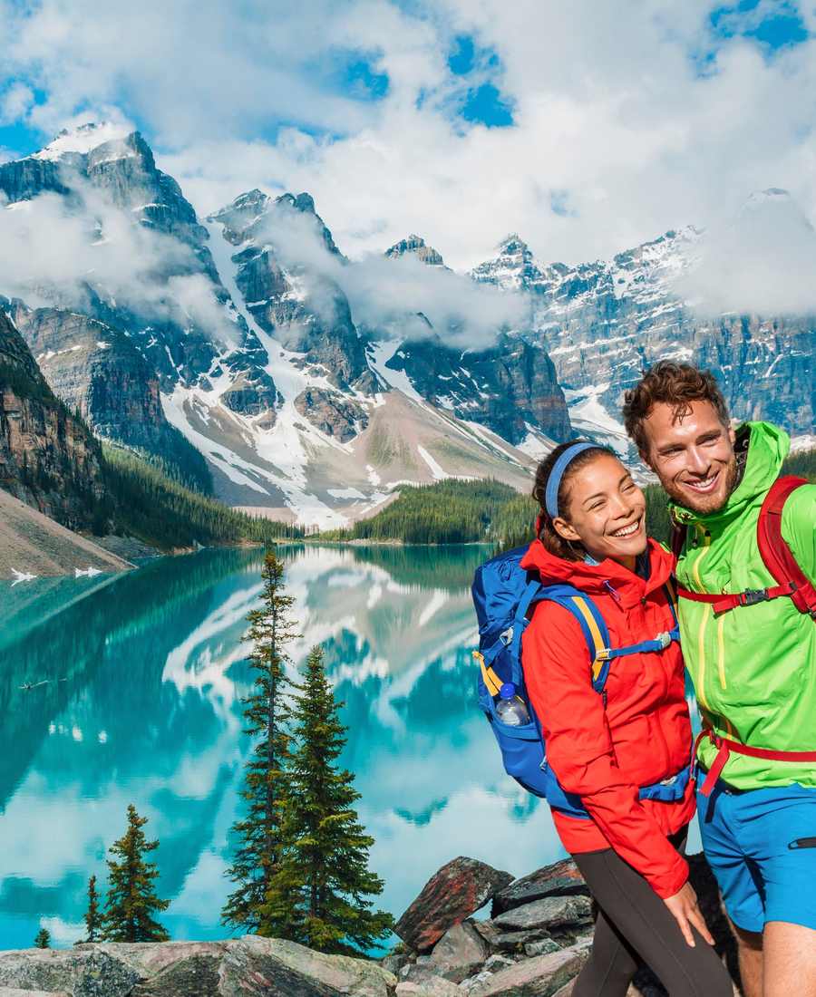 Een stel maakt een selfie boven Moraine Lake bij Lake Louise, Alberta, West-Canada
