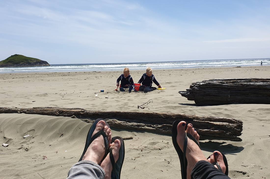 Voeten in het zand op het strand van Vancouver Island, British Columbia, West-Canada