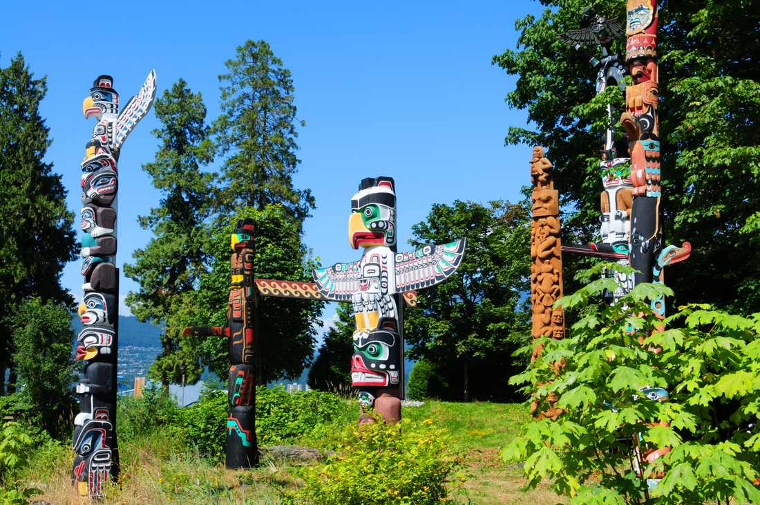 Beschilderde totempalen in Stanley Park in Vancouver, British Columbia, West-Canada