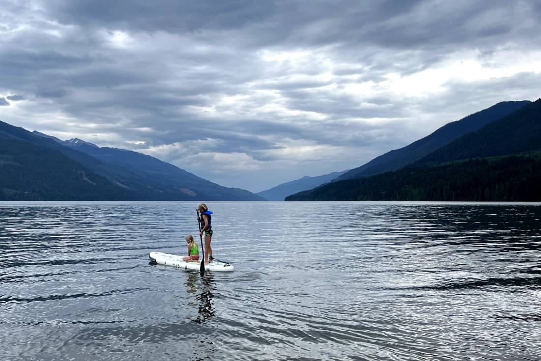 Suppen op Trout Lake in de Kootenays, British Columbia, West-Canada
