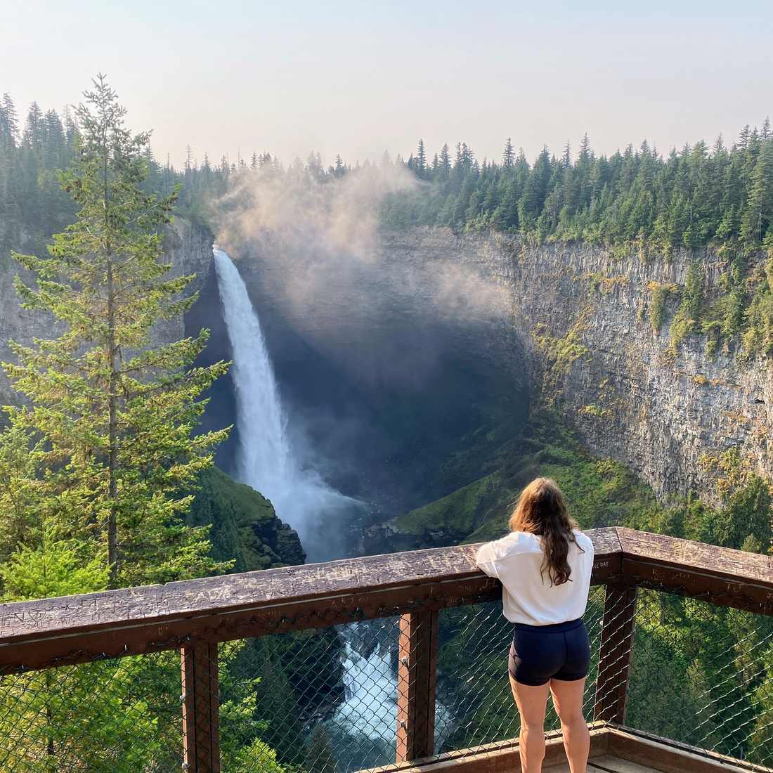 Een vrouw op het uitkijkpunt bij de Helmcken Falls in Wells Gray, British Columbia, West-Canada