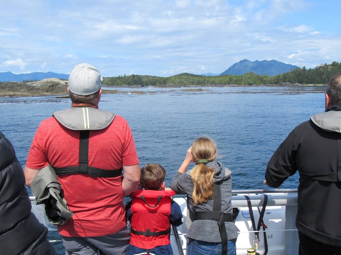 Een gezin met zwemvesten aan de reling van een boot, British Columbia, West-Canada