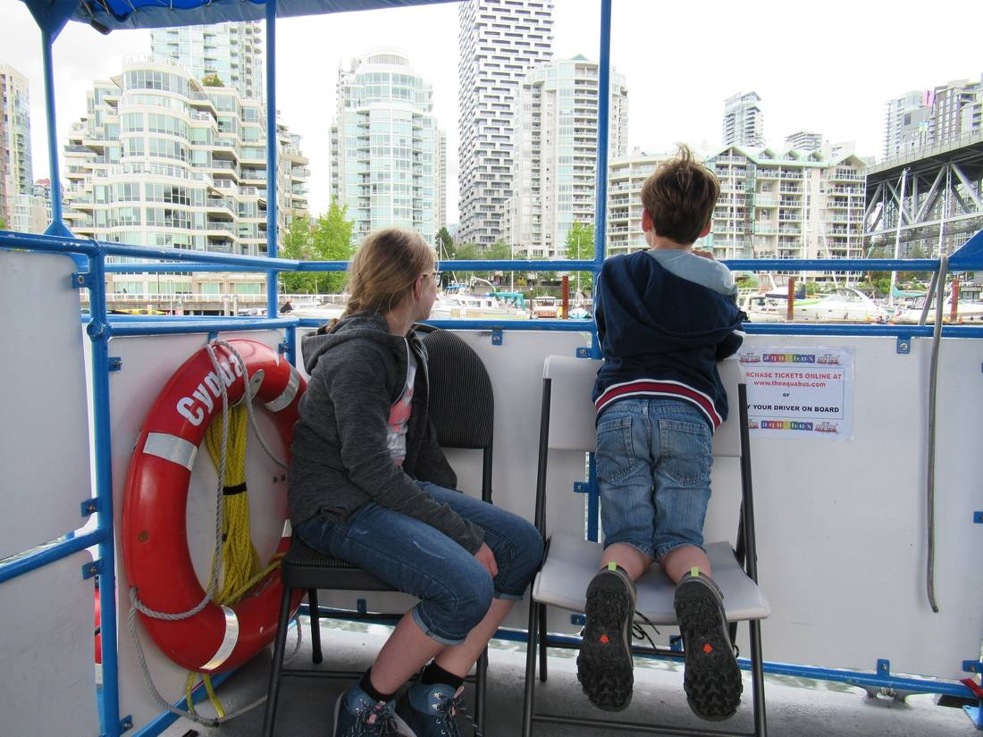 Twee kinderen op het waterbusje door False Creek in Vancouver, British Columbia, West-Canada