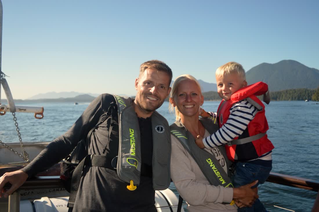 Gezin met zwemvesten aan boord van de walvisboot bij Tofino, British Columbia, West-Canada