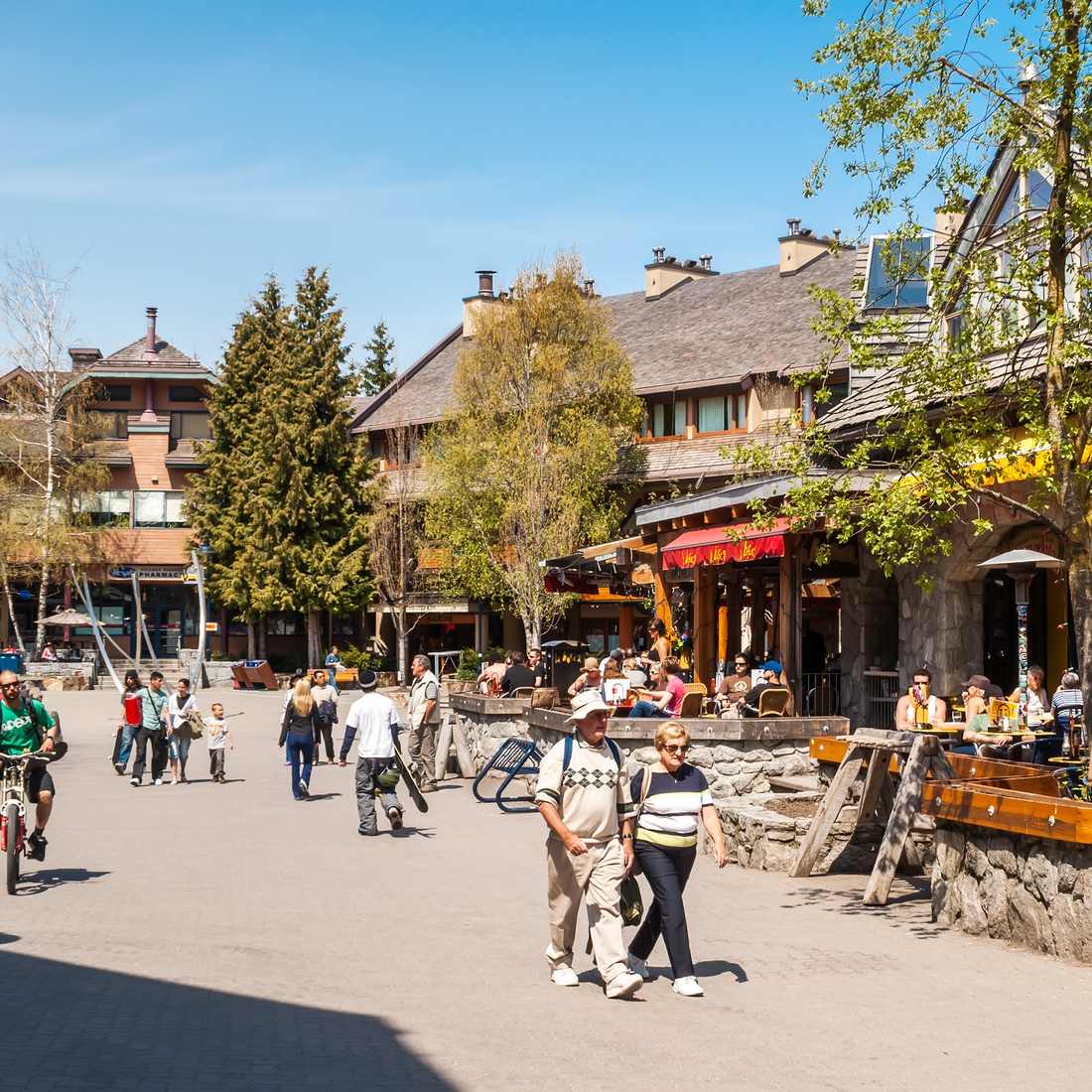 Wandelaars en terrasjes in Whistler Village, British Columbia, West-Canada