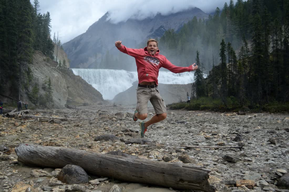 Waterval en bergen in Yoho National Park, British Columbia, West-Canada