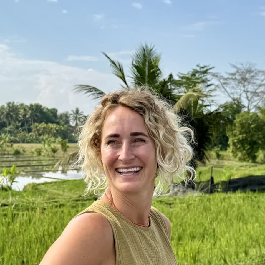 Ilse Thorborg van de Reistoko tussen de rijstvelden op Bali
