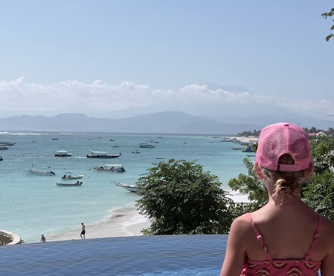 Uitzicht over de baai met vissersbootjes en de bergen erachter bij Amed, Bali, Indonesië