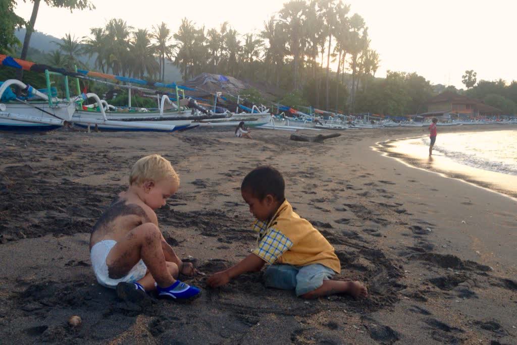 Snorkelen vanaf het strand bij Amed op Bali, Indonesië