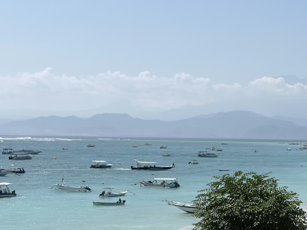Vissersboten in een baai op Bali, Indonesië