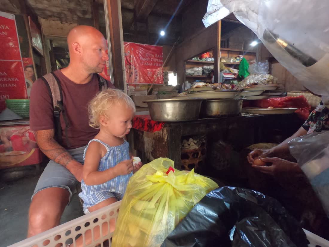 Kinderen tussen de rijstvelden van Ubud op Bali, Indonesië