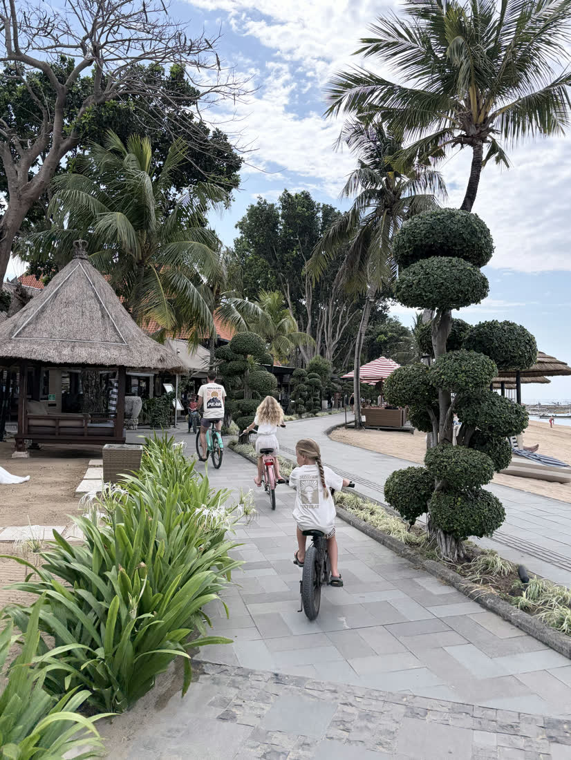 Fietsen over het strandpad, Indonesië