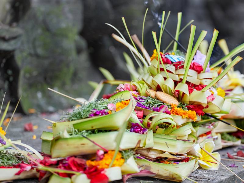 Een Balinees offerbakje met bloemen, Bali, Indonesië