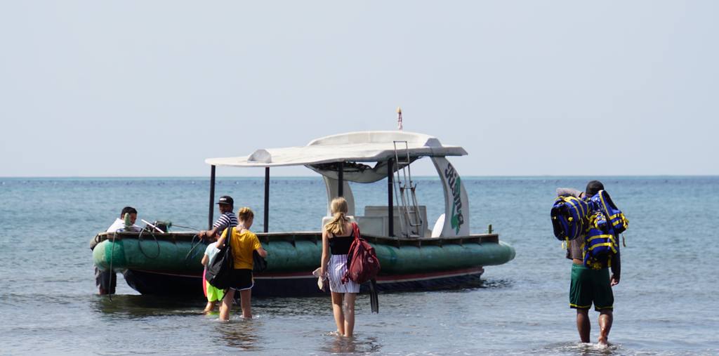 De boot komt aan op het strand bij Menjangan, West-Bali, Indonesië