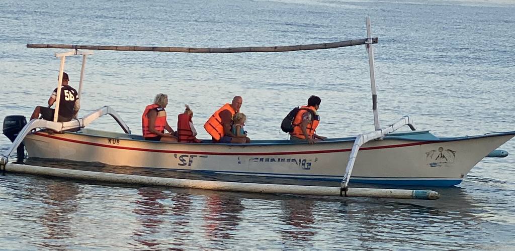 Klein bootje op zee bij Lovina op Bali, Indonesië