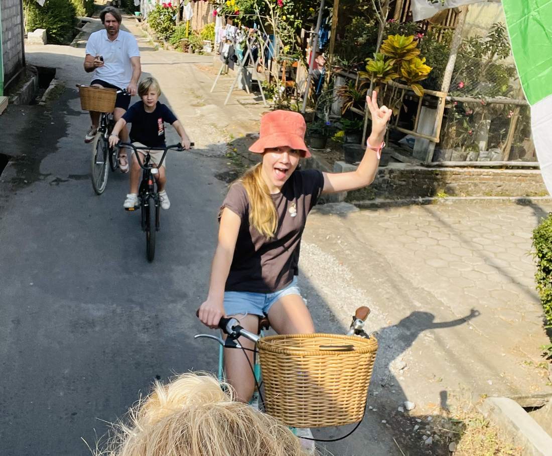 Met een gids op de fiets door de dorpjes naar de Borobudur op Java, Indonesië