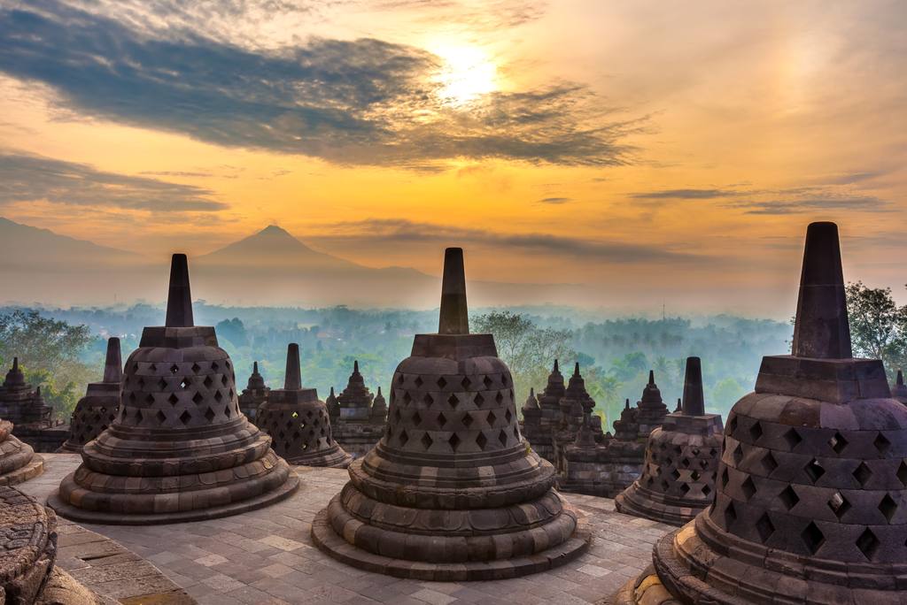 De stupa's van de Borobudur bij zonsopkomst, Java, Indonesië