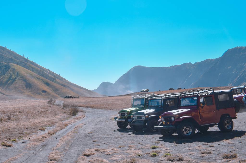 Jeeps op de zandvlakte onder de Bromo, Oost-Java, Indonesië