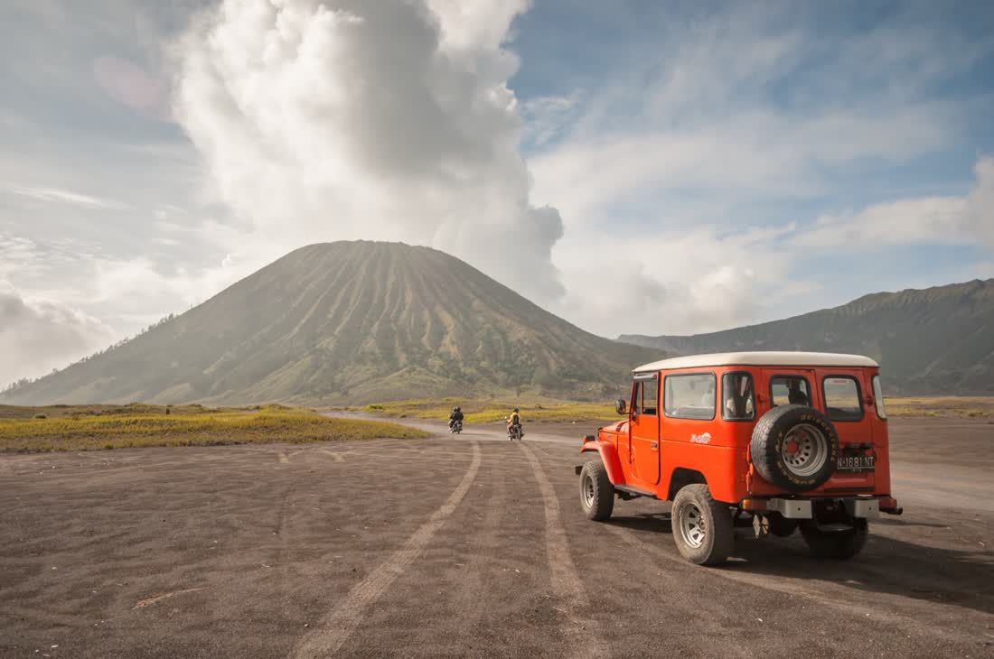 Met de jeep over de zandvlakte bij de Bromo, Oost-Java