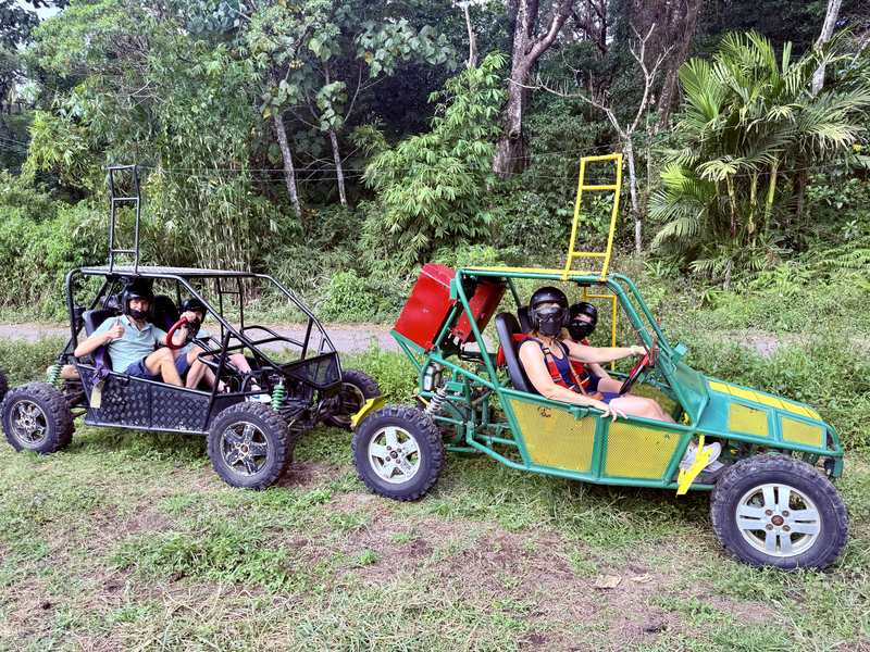 Reizigers in buggy's op een jungle pad bij Munduk, Bali, Indonesië