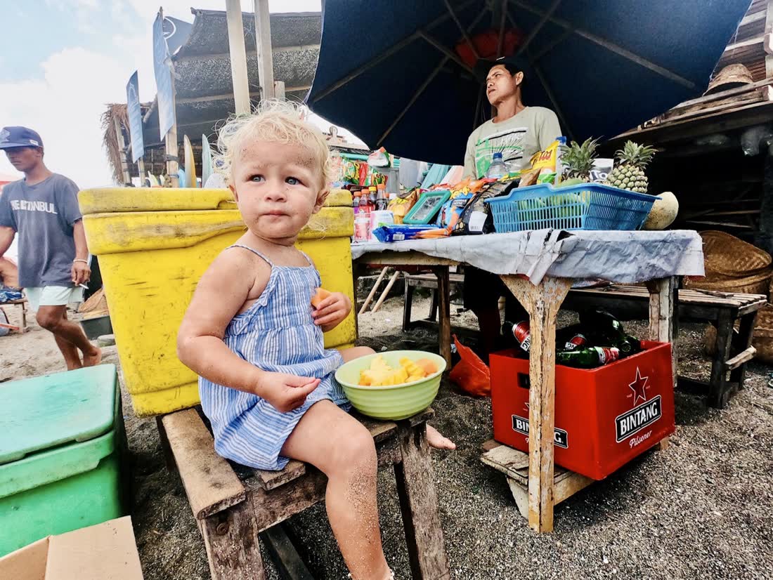 Eten bij een lokale zaak, Bali, Indonesië