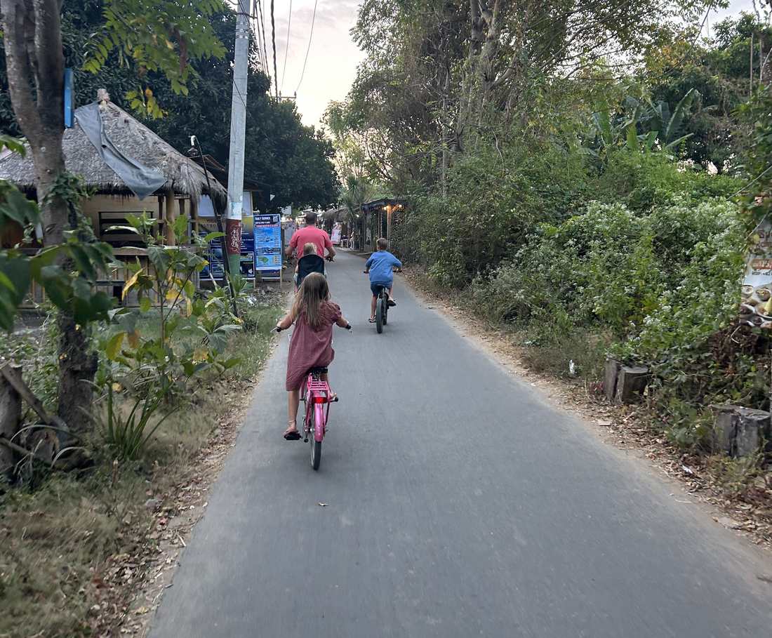 Een kind fietst over het autoloze eiland Gili Air bij Lombok, Indonesië
